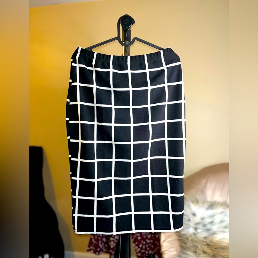 B & W Work/Office Pencil cut Skirt